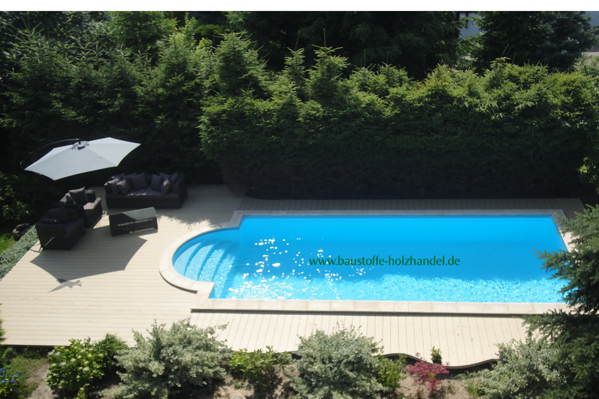 Poolterrasse mit UPM ProFi Deck 150 Sonnenbeige