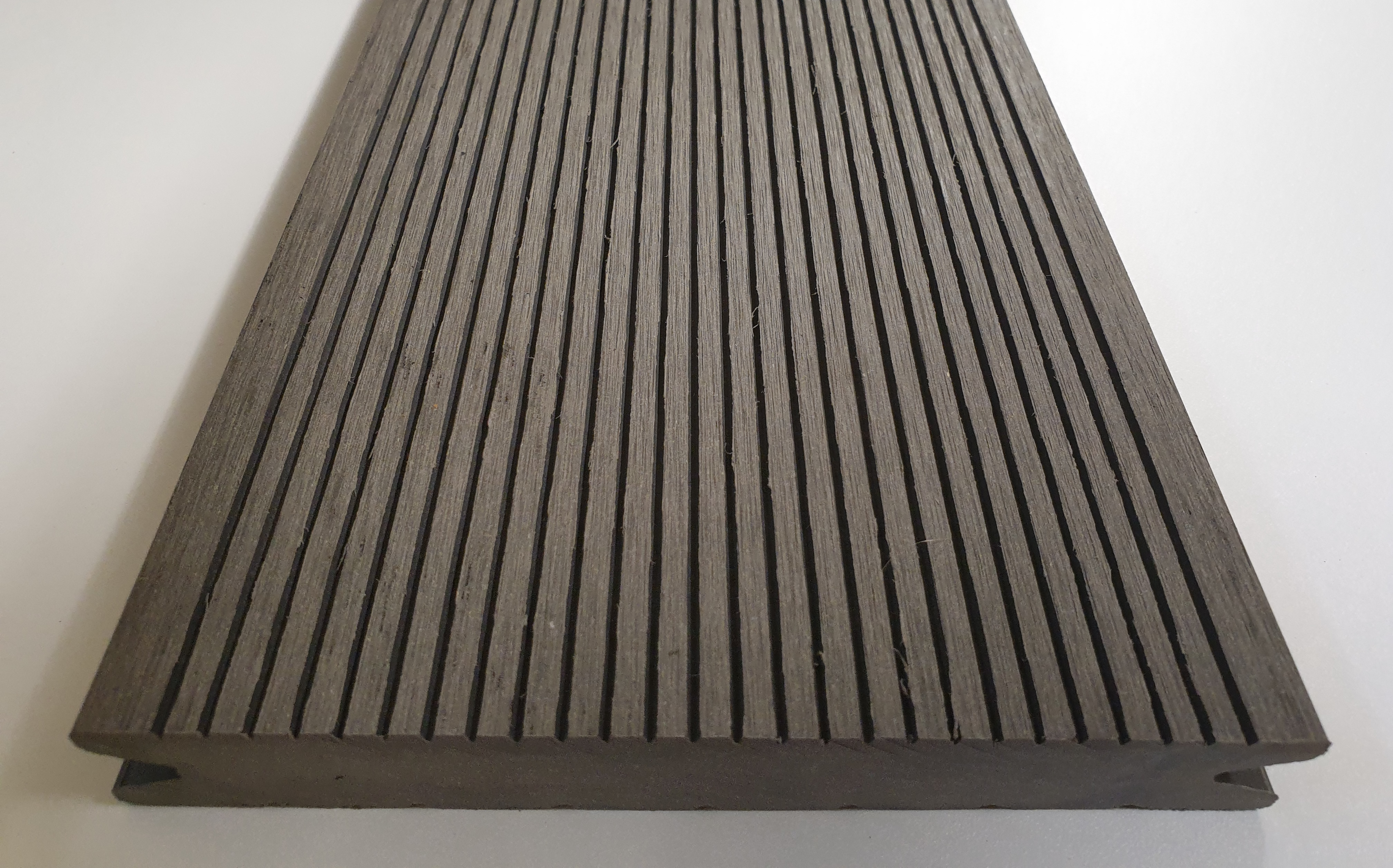 Massiv WPC Terrassendiele SOL 22 x 143mm Hellgrau gerillt/genutet in 4 Längen