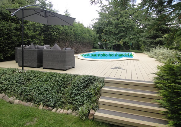 Poolterrasse mit UPM ProFi Deck 150 Sonnenbeige